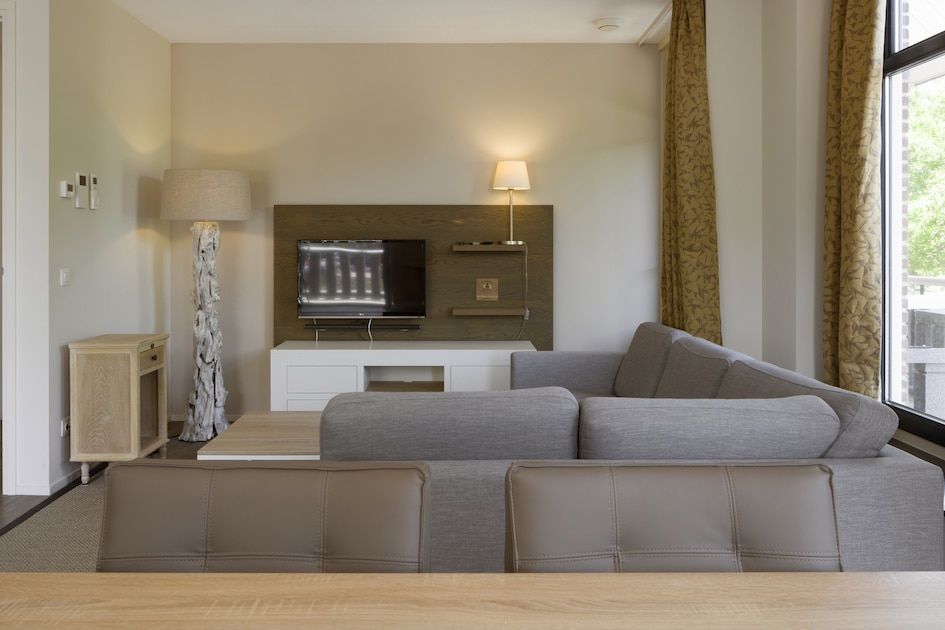 Gemuetliches Wohnzimmer in Bordeaux Wellness 4 Wohnung Domburg, Walcheren, Zeeland mit komfortabler Sitzecke.