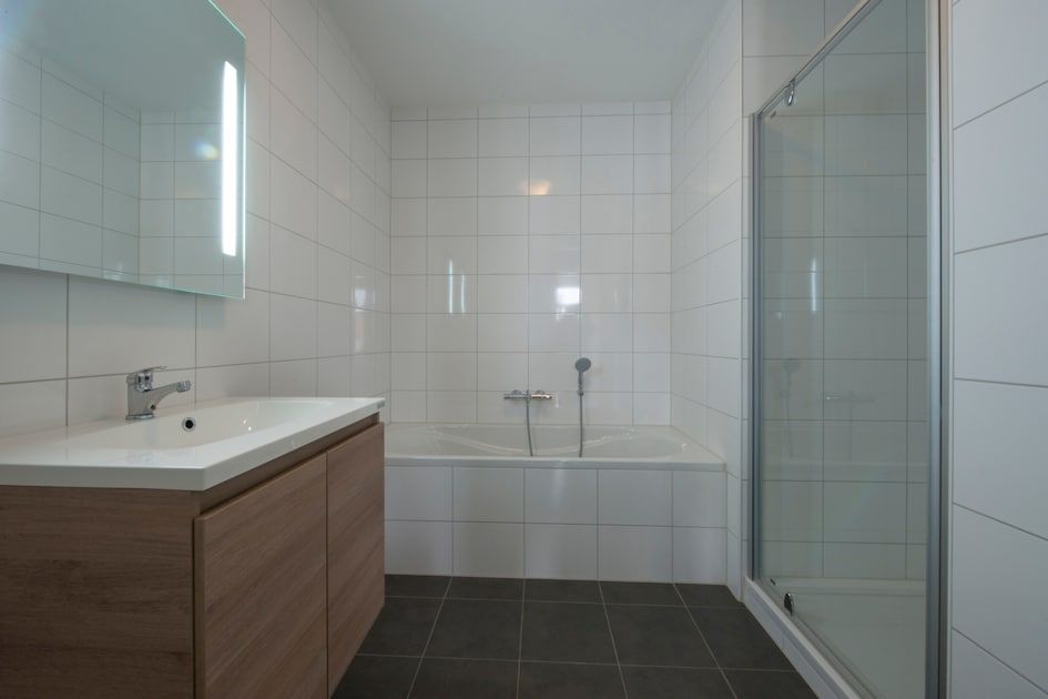 Luxurioeses Badezimmer mit Badewanne in Bordeaux Wellness 4 Wohnung Domburg, Walcheren, Zeeland.