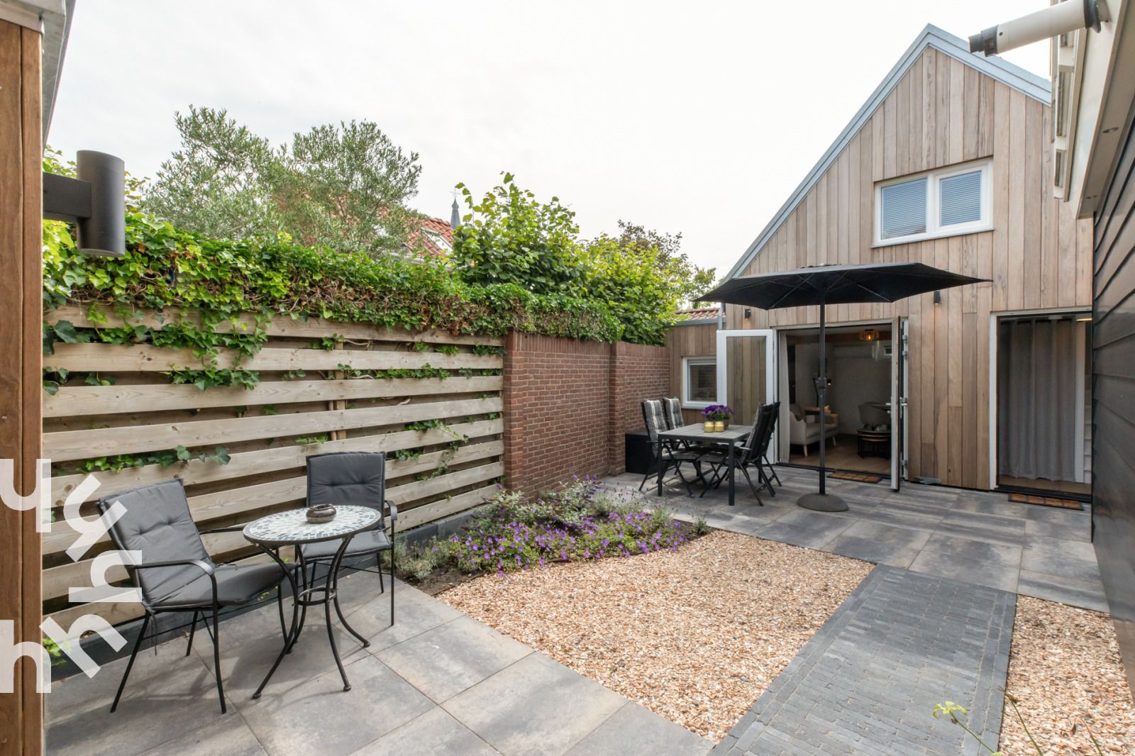 Geniet van de zonnige patio bij vakantiehuis ZE1443 in Domburg, Walcheren, Zeeland.