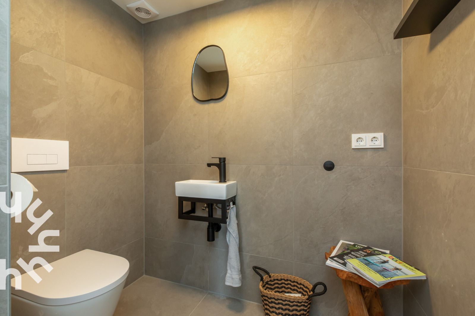 Boekenplank met Zeeuwse gidsen in vakantiehuis ZE1443 in Domburg, Walcheren, Zeeland.