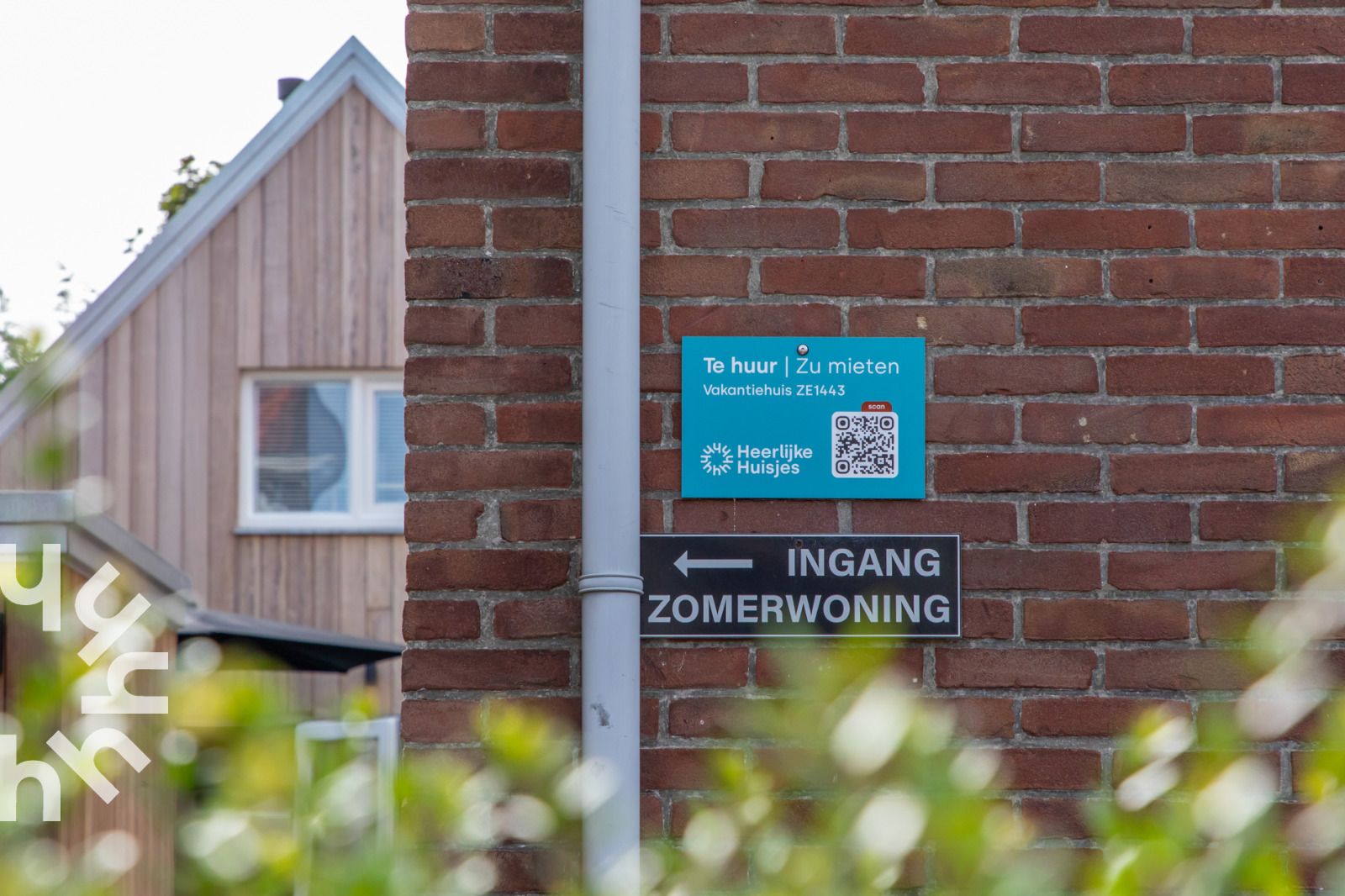 Stijlvolle slaapkamer met ensuite badkamer in vakantiehuis ZE1443 in Domburg, Walcheren, Zeeland.