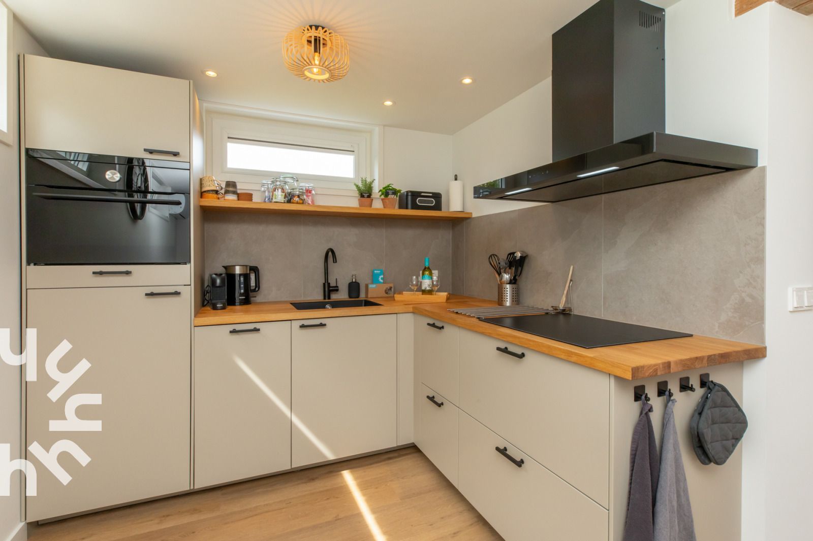 Gezellig terras met parasol bij vakantiehuis ZE1443 in Domburg, Walcheren, Zeeland.