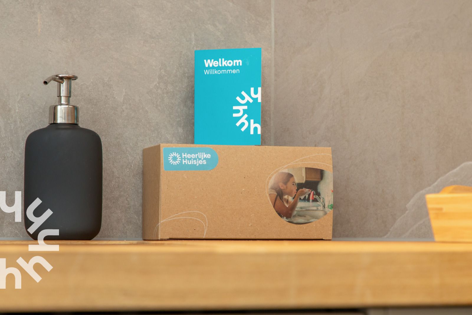 Moderne eetkamer in vakantiehuis ZE1443 in Domburg, Walcheren, Zeeland.