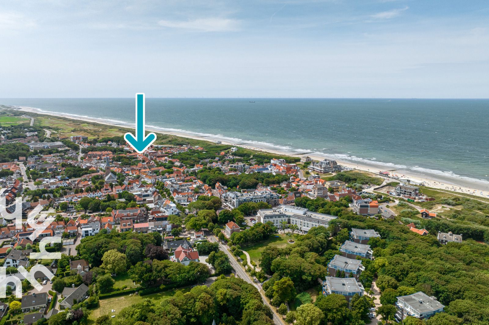 Sfeervolle hoek met bloemen in vakantiehuis ZE1443 in Domburg, Walcheren, Zeeland.