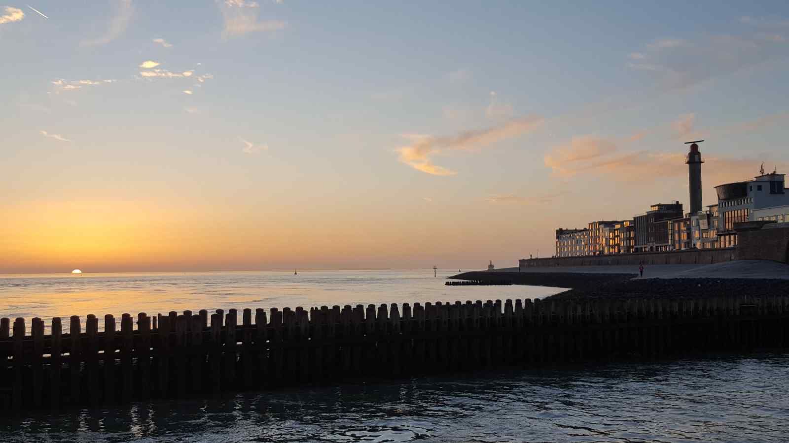 Atemberaubender Sonnenuntergang am Ferienhaus ZE1260, Vlissingen, Walcheren, Zeeland.