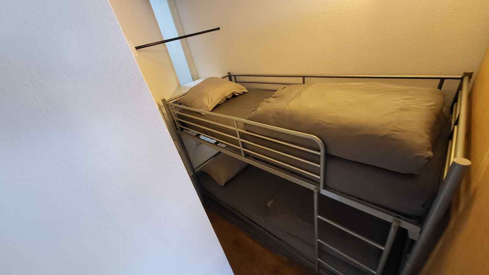 Attraktives Schlafzimmer im Ferienhaus ZE1260, Vlissingen, Walcheren mit Holzdetails.