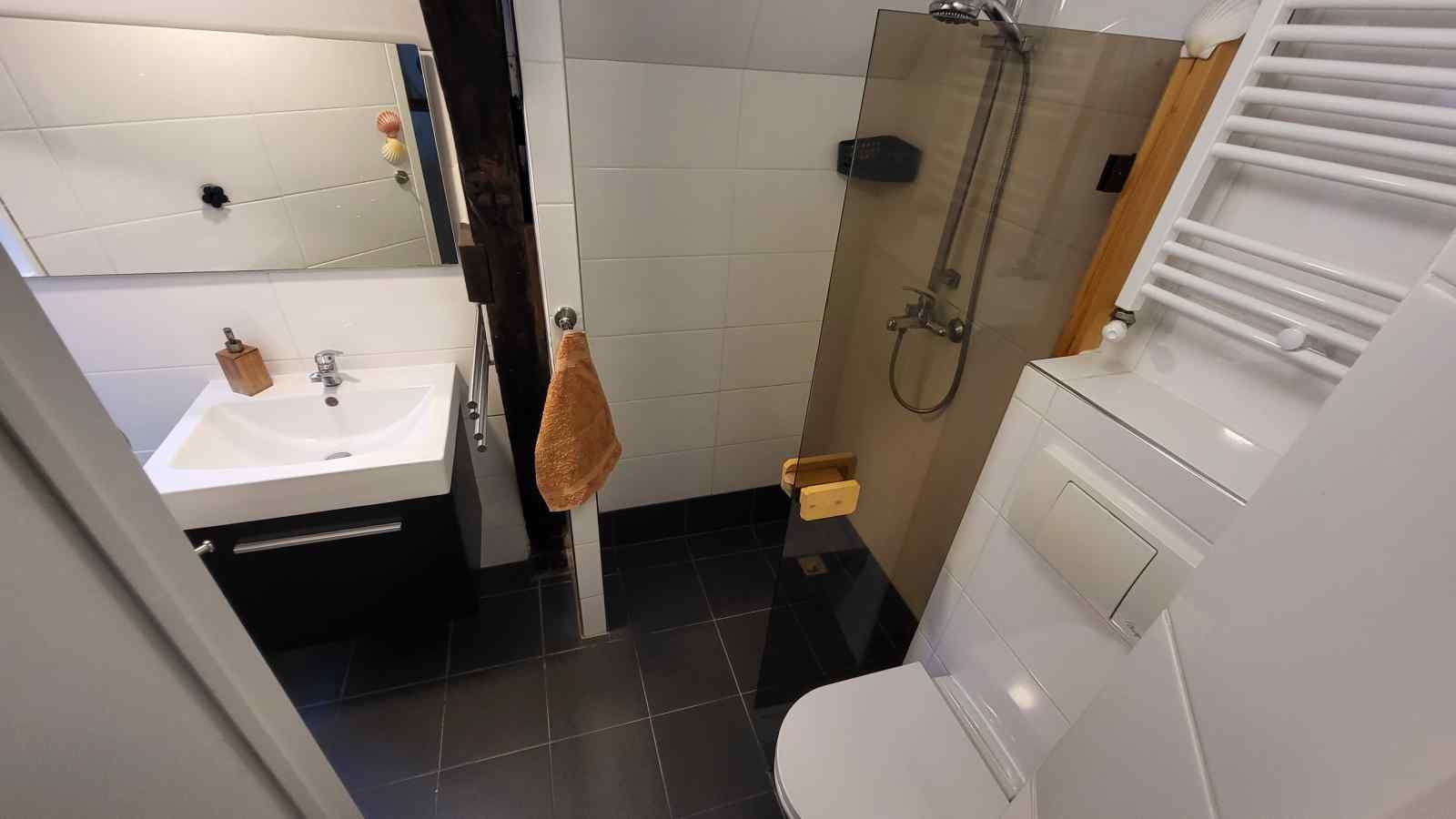 Modernes Badezimmer im Ferienhaus ZE1260, Vlissingen, Walcheren mit Dusche und Waschbecken.