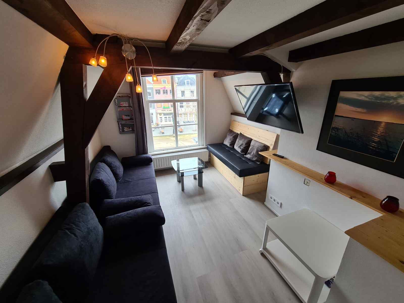 Gemuetliches Schlafzimmer im Ferienhaus ZE1260, Vlissingen, Walcheren mit Kunst an der Wand.