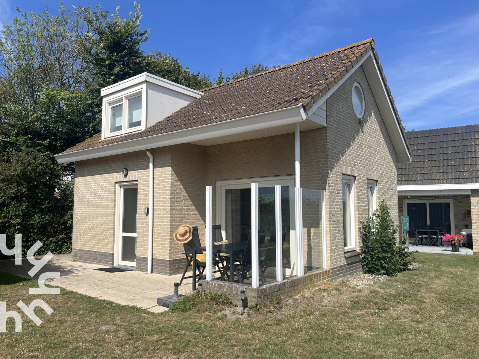Vakantiehuis ZE379 in Vlissingen, Walcheren, met zonnig terras en groene omgeving.
