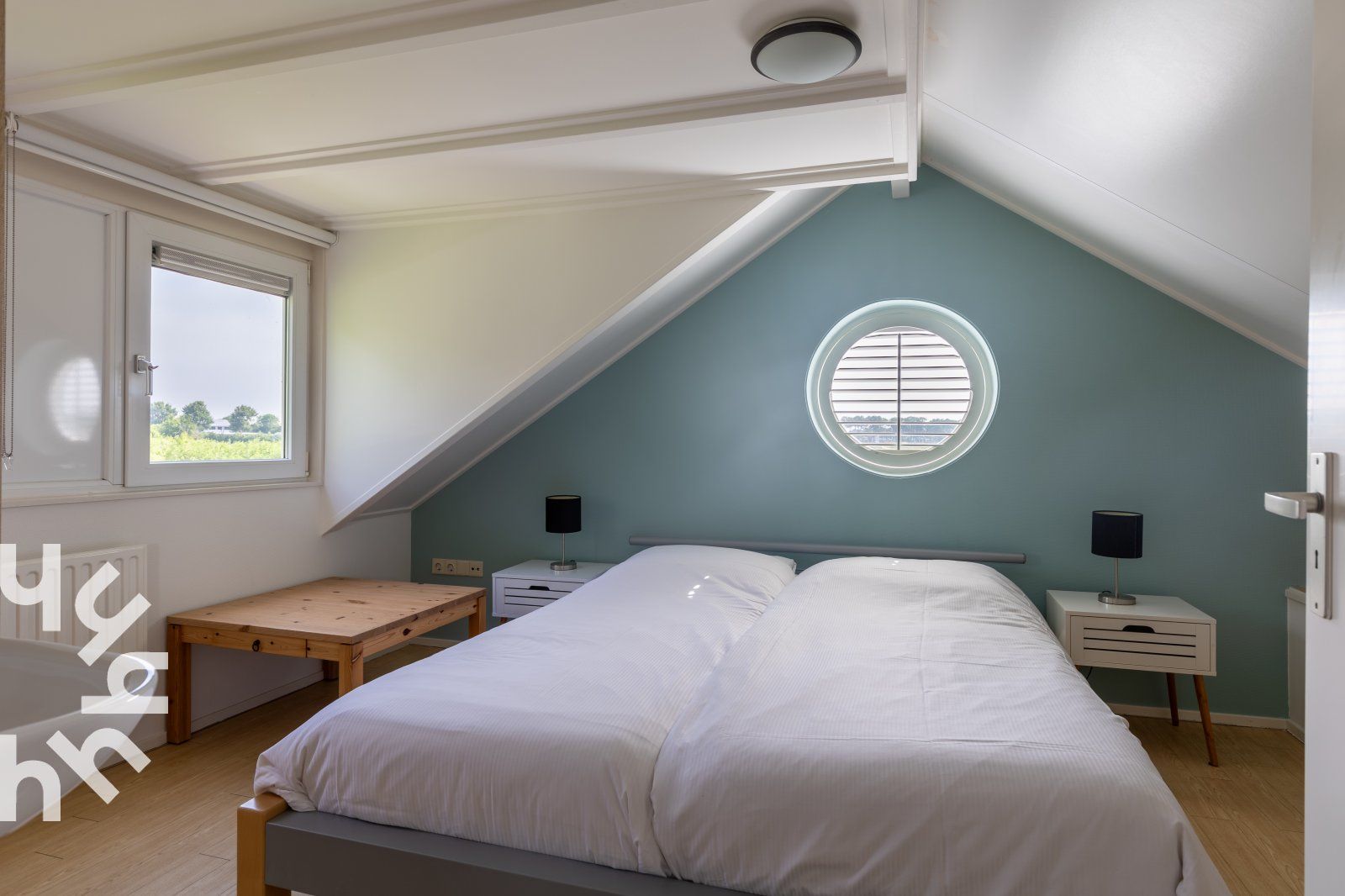 Slaapkamer met eenpersoonsbed en bank in vakantiehuis ZE379, Vlissingen, Walcheren.