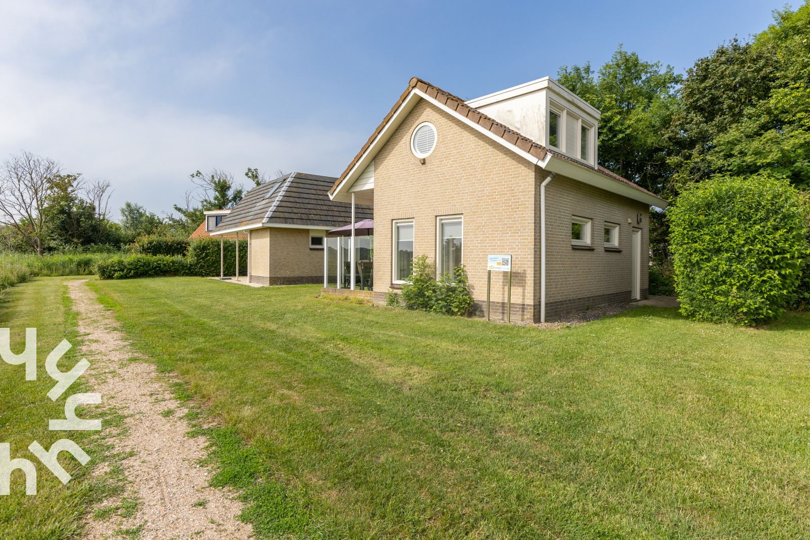 Bovenaanzicht van vakantiehuis ZE379 in Vlissingen, Walcheren, met groene omgeving.