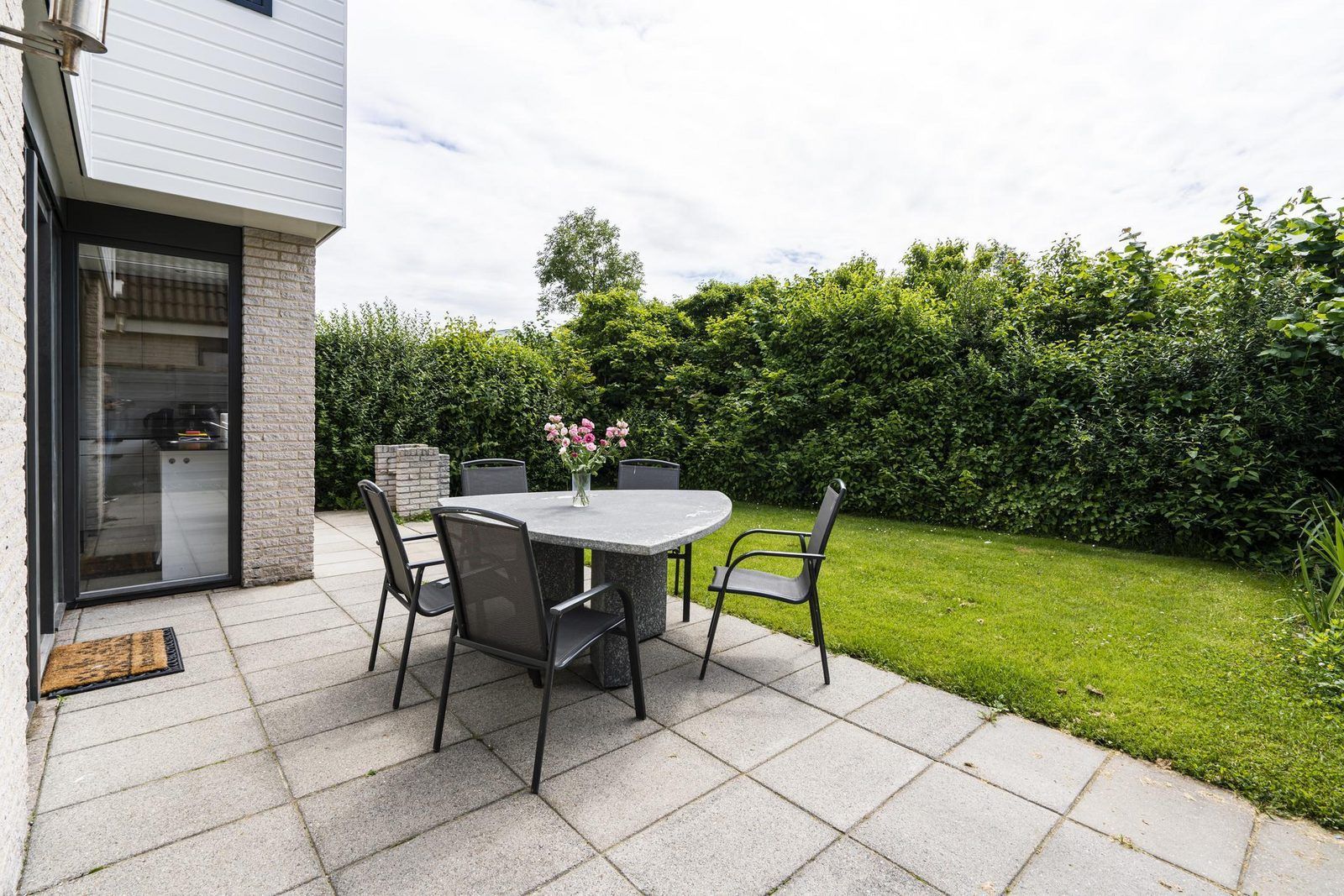 Geraeumige Terrasse in VZ969 Freistehendes Ferienhaus in Vlissingen, Walcheren, umgeben von viel Gruen.