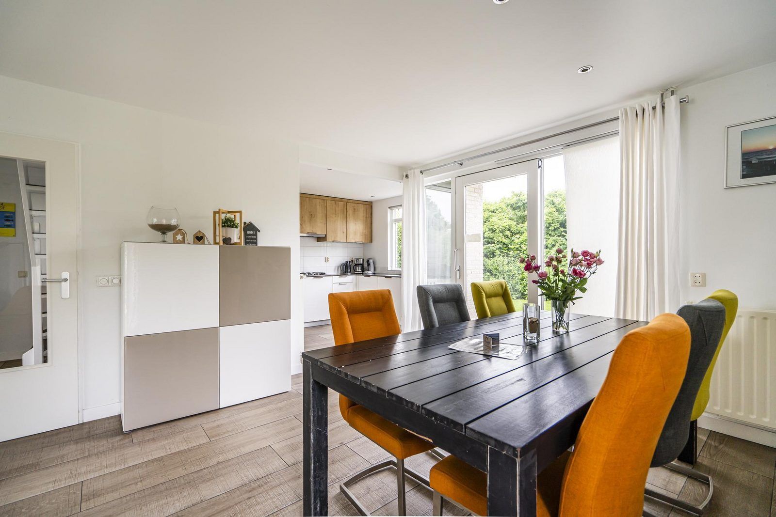 Stilvolle Essecke in VZ969 Ferienhaus in Vlissingen, Walcheren, mit Gartenblick.