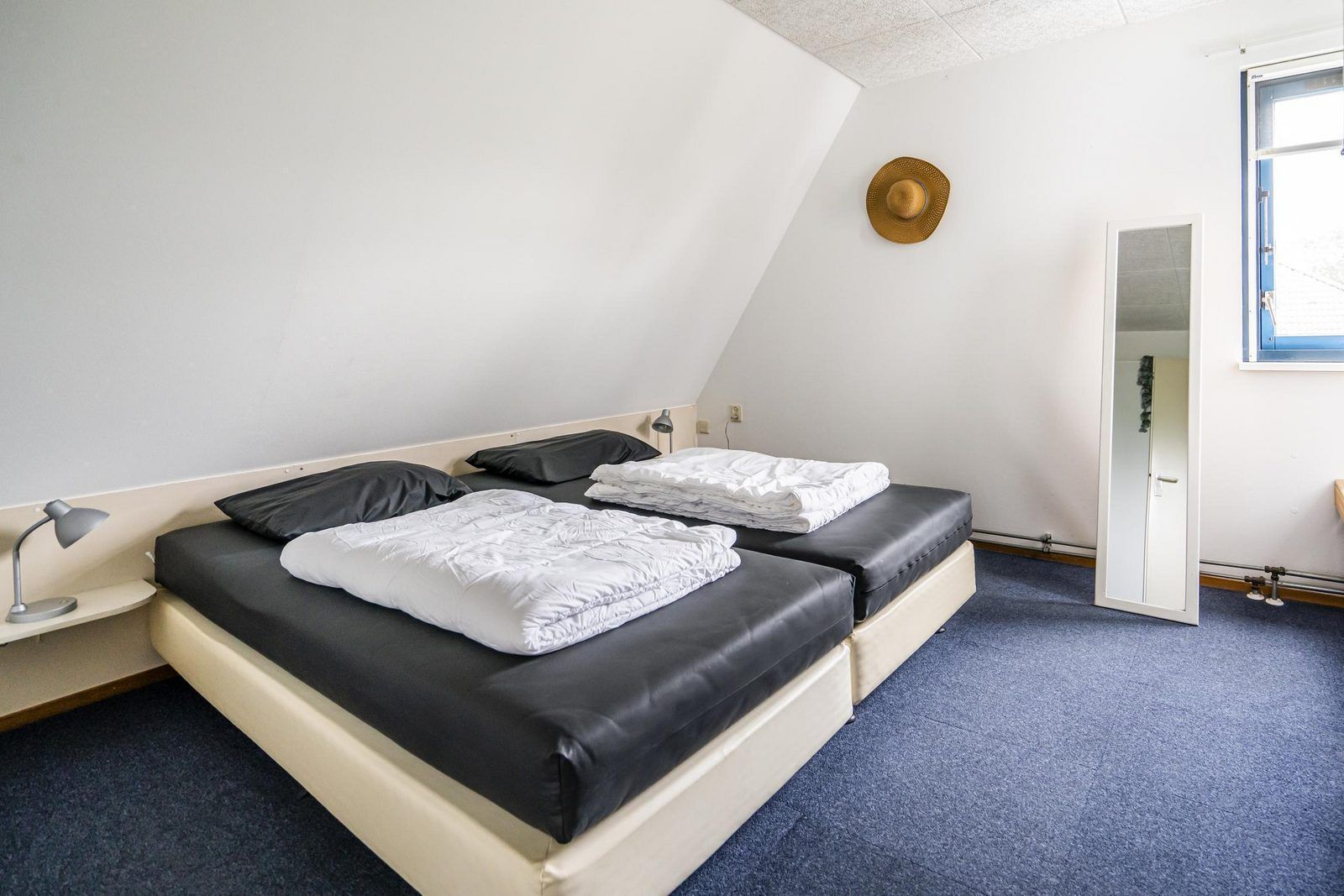 Geraeumiges Schlafzimmer im Ferienhaus VZ969 in Vlissingen, Walcheren, mit Kunst an der Wand.