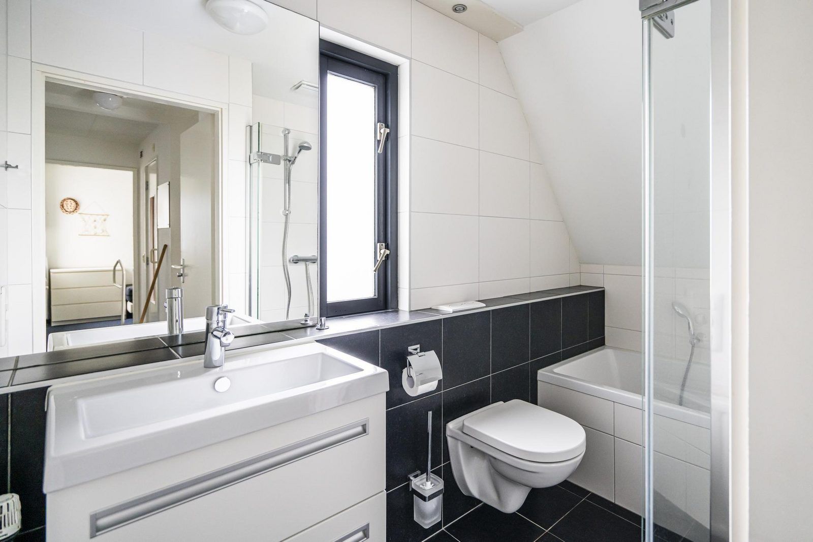 Schlafzimmer mit dekorativen Elementen im Ferienhaus VZ969 in Vlissingen, Walcheren.