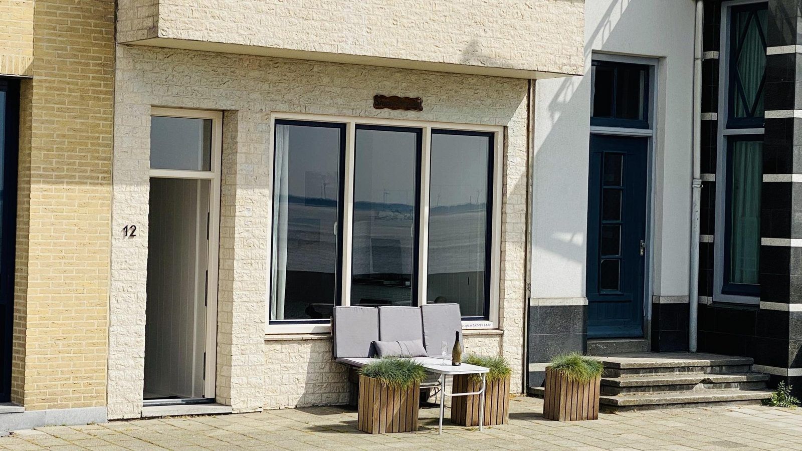 Buitenkant van VZ733 Studio Vlissingen, vakantieverblijf in Walcheren, Zeeland, met comfortabele zitplaatsen.