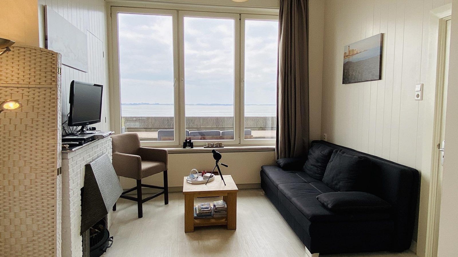 Binnenruimte van VZ733 Studio Vlissingen, vakantieaccommodatie in Zeeland, met comfortabele inrichting en zeezicht.