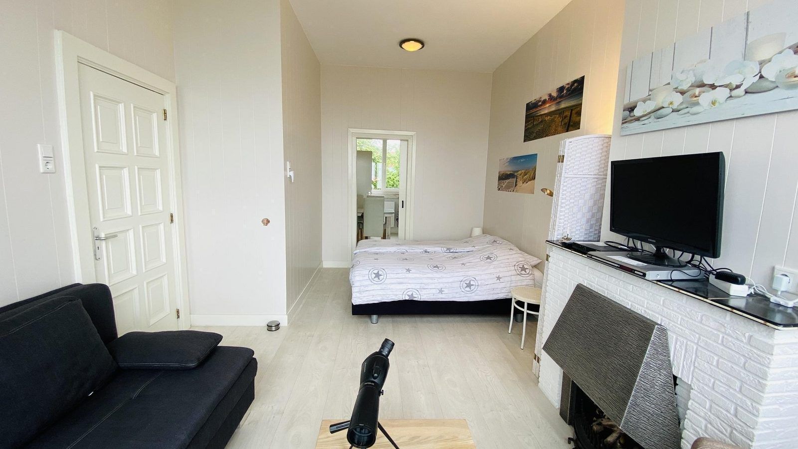 Slaapgedeelte in VZ733 Studio Vlissingen, vakantiewoning in Zeeland, met gezellige inrichting en zeezicht.