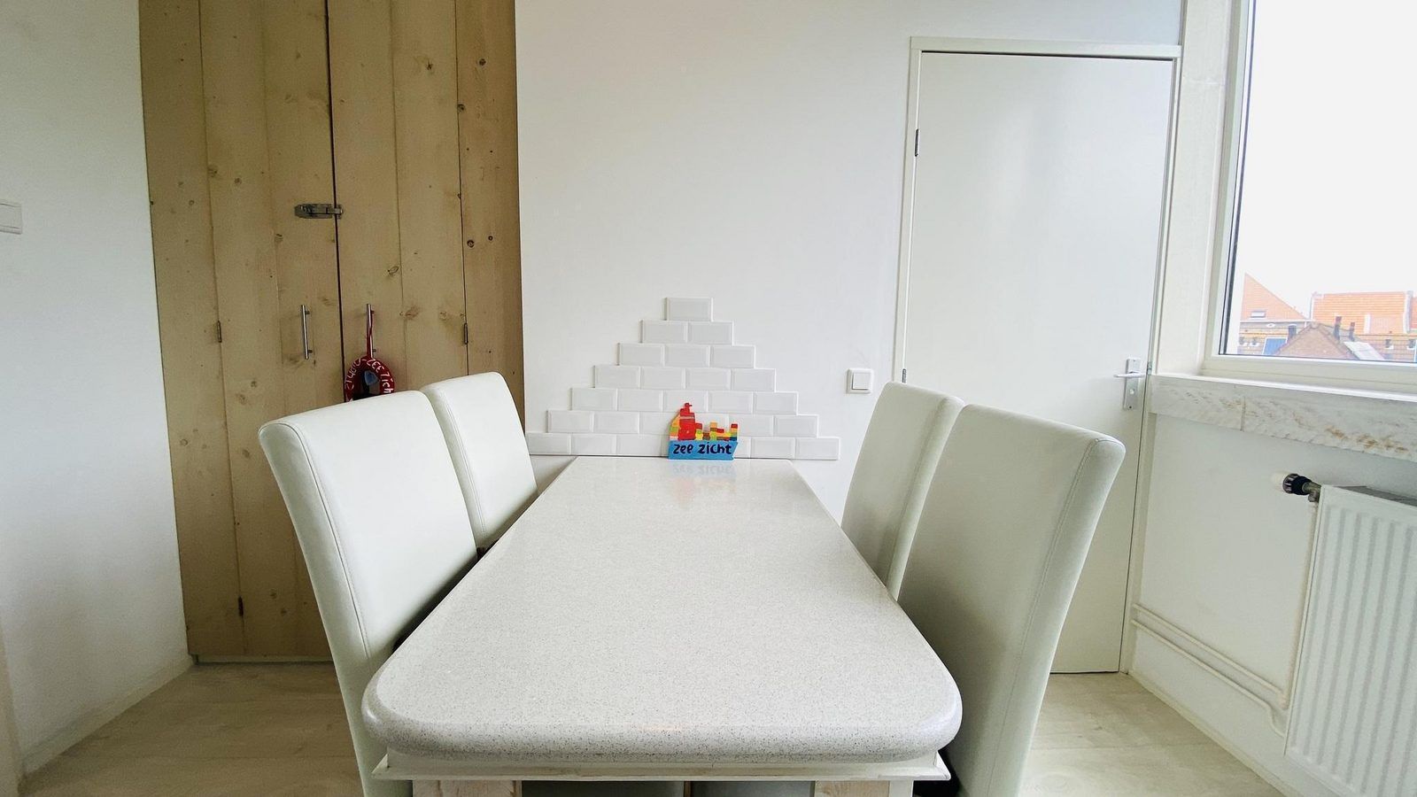 Eetruimte in VZ733 Studio Vlissingen, vakantieaccommodatie in Walcheren, met moderne keukenfaciliteiten.