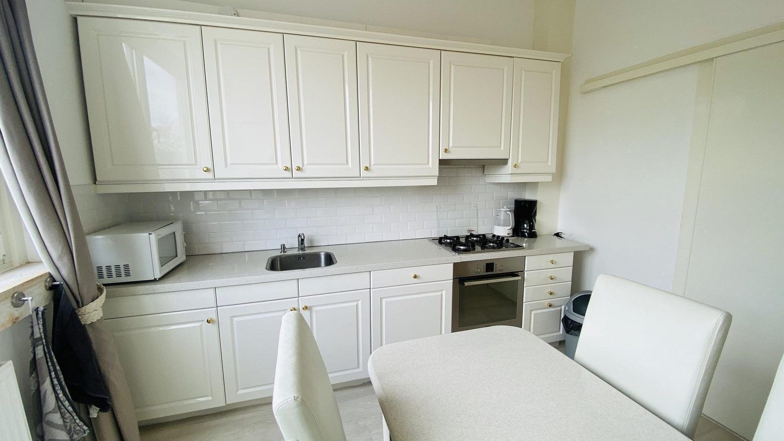 Volledig uitgeruste keuken in VZ733 Studio Vlissingen, vakantiewoning in Vlissingen, ideaal voor zelfvoorzienend verblijf.