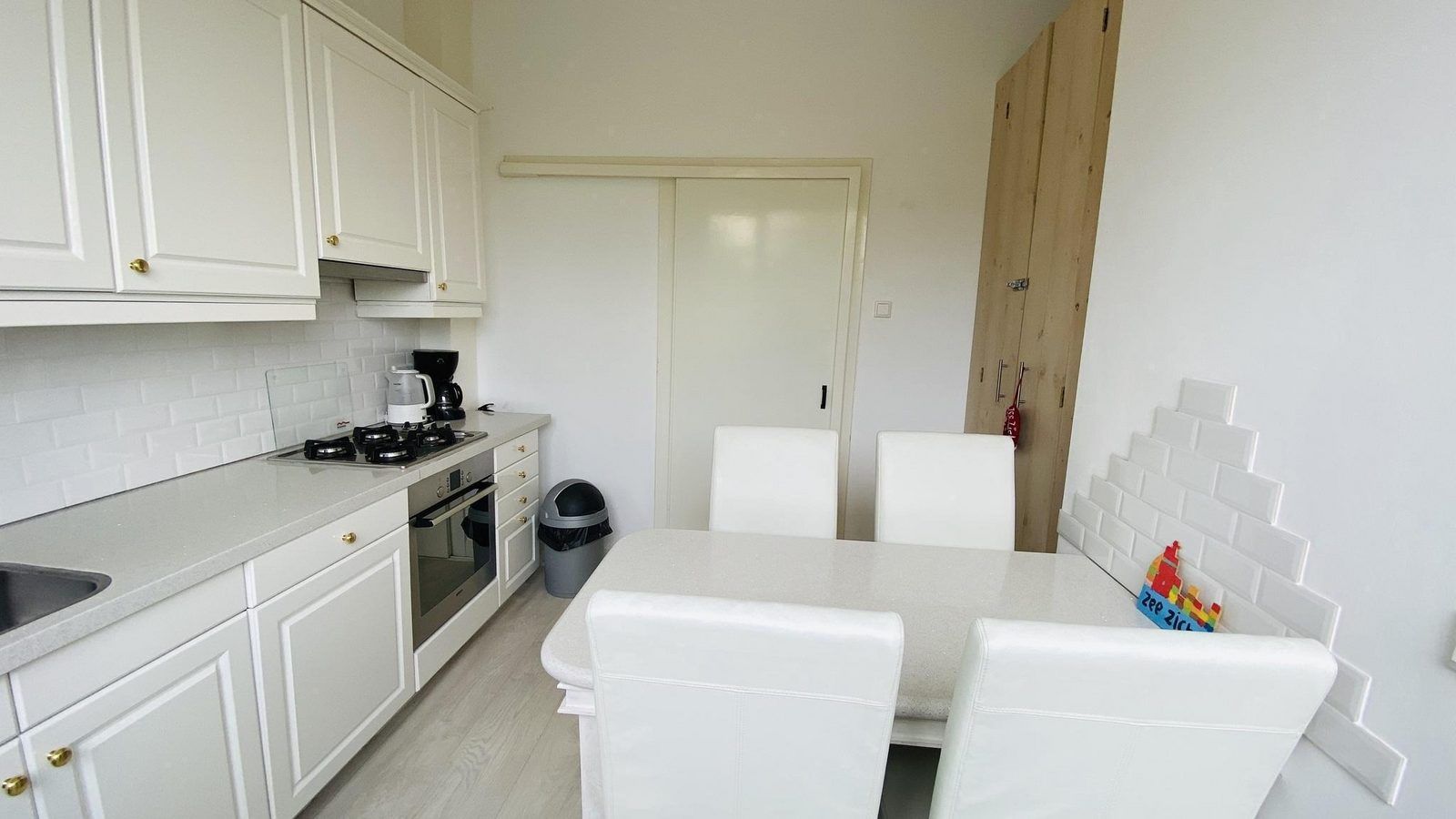 Eethoek van VZ733 Studio Vlissingen, vakantieverblijf in Zeeland, met uitzicht op de groene omgeving.