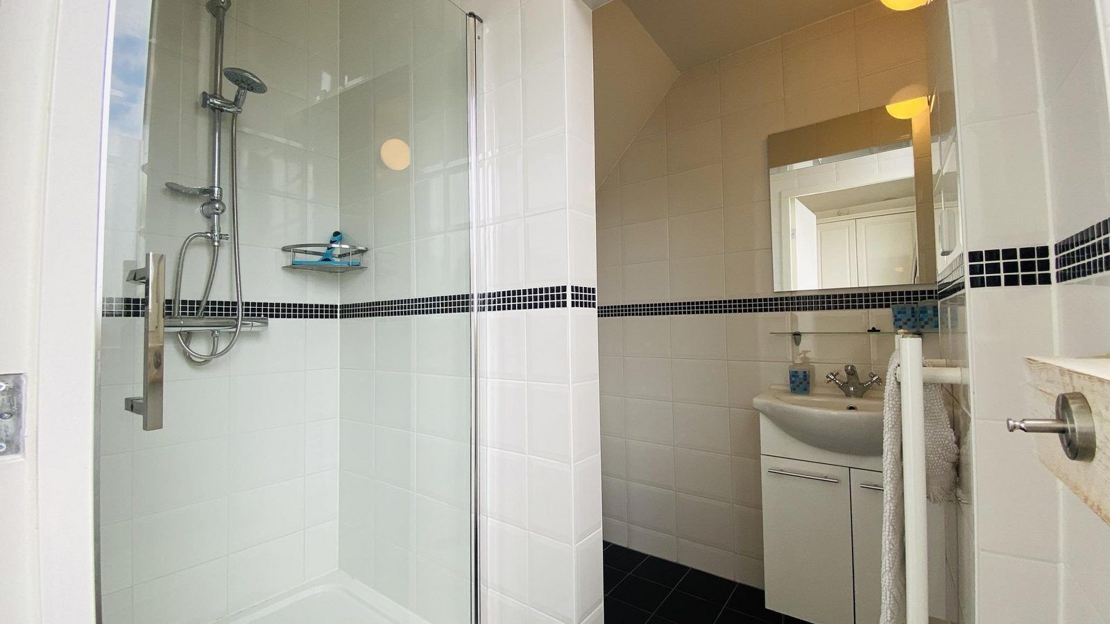 Moderne badkamer in VZ733 Studio Vlissingen, vakantiewoning in Zeeland, met douche en wastafel.