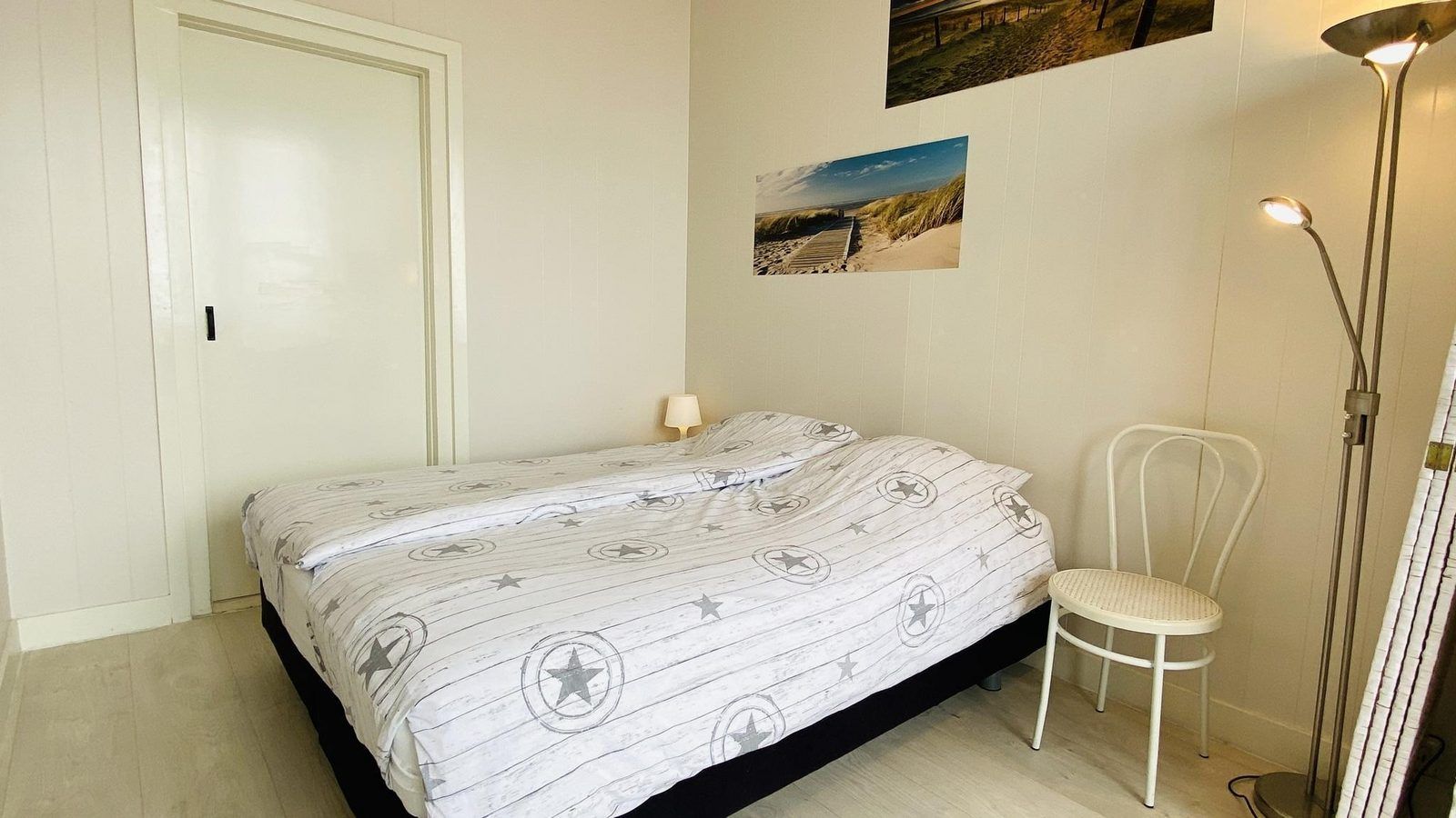 Knusse slaapkamer in VZ733 Studio Vlissingen, vakantieverblijf in Walcheren, met comfortabele bedden.