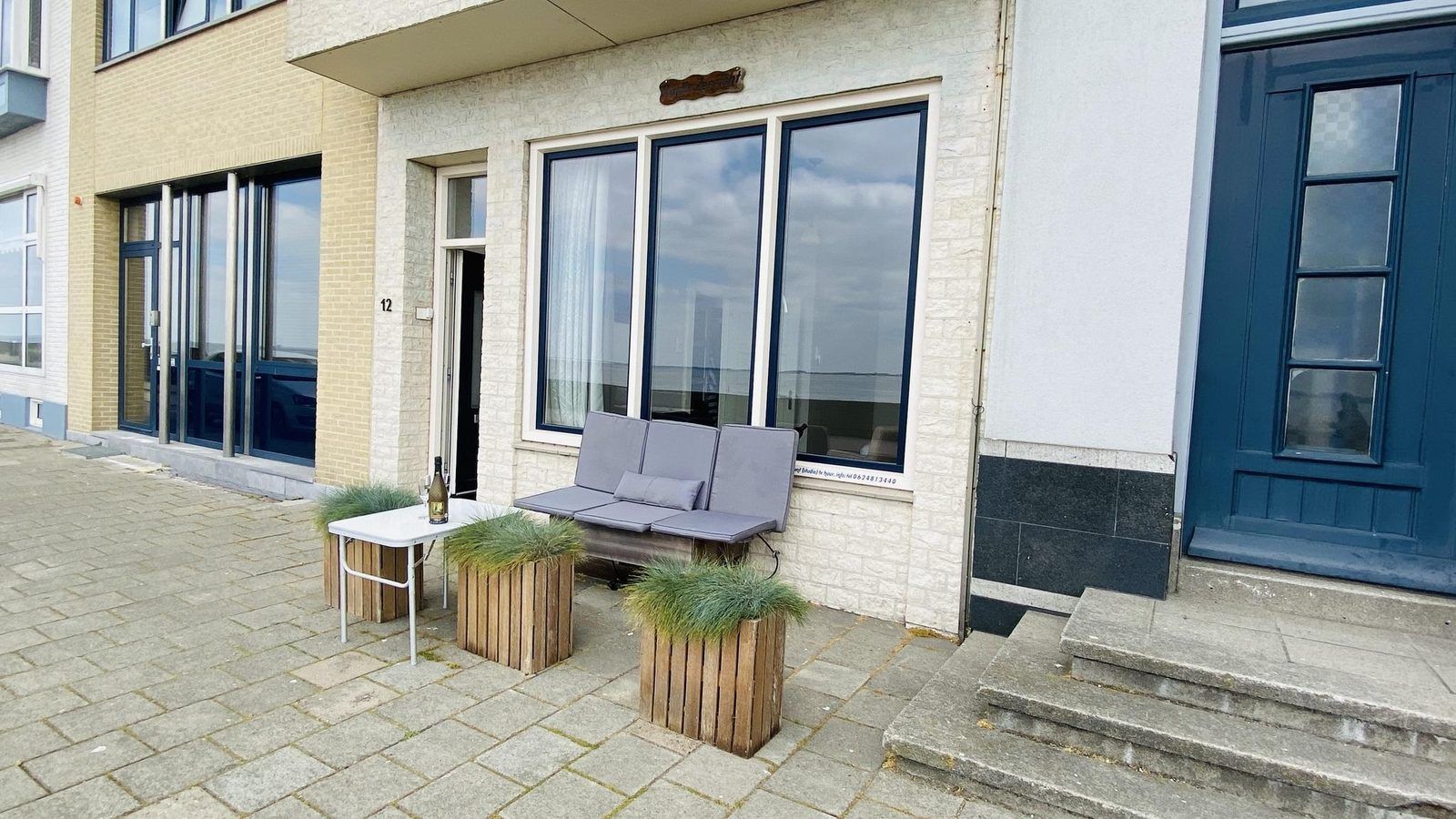 Buitenzitje bij VZ733 Studio Vlissingen, vakantieaccommodatie in Zeeland, ideaal voor ontspanning met zeezicht.