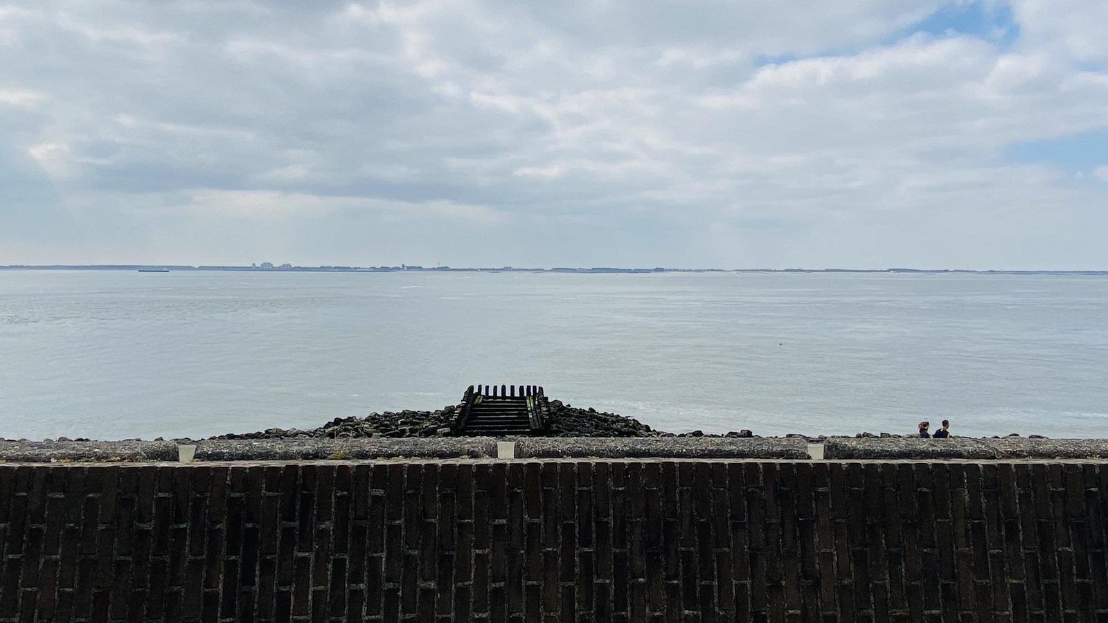 Adembenemend zeezicht vanaf VZ733 Studio Vlissingen, vakantiewoning in Walcheren, gelegen aan de kust.