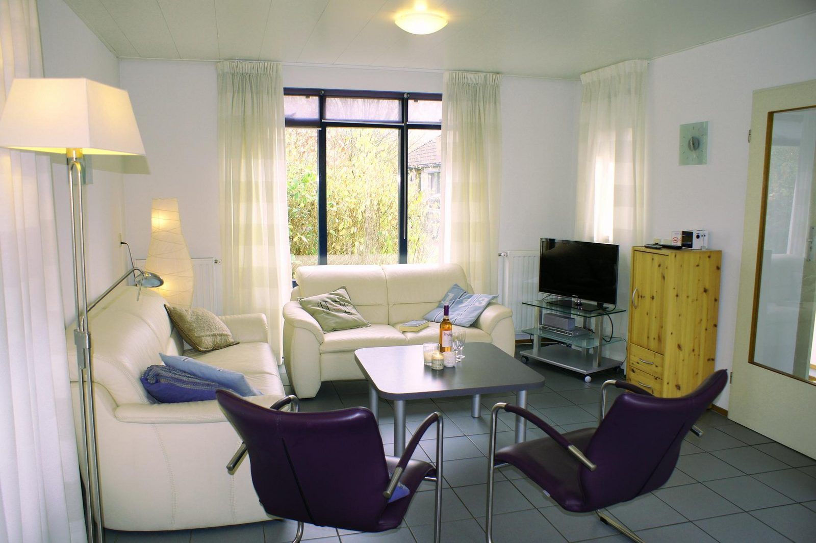 Moderne Sitzecke im Ferienhaus VZ1143 in Vlissingen, Walcheren, Zeeland.