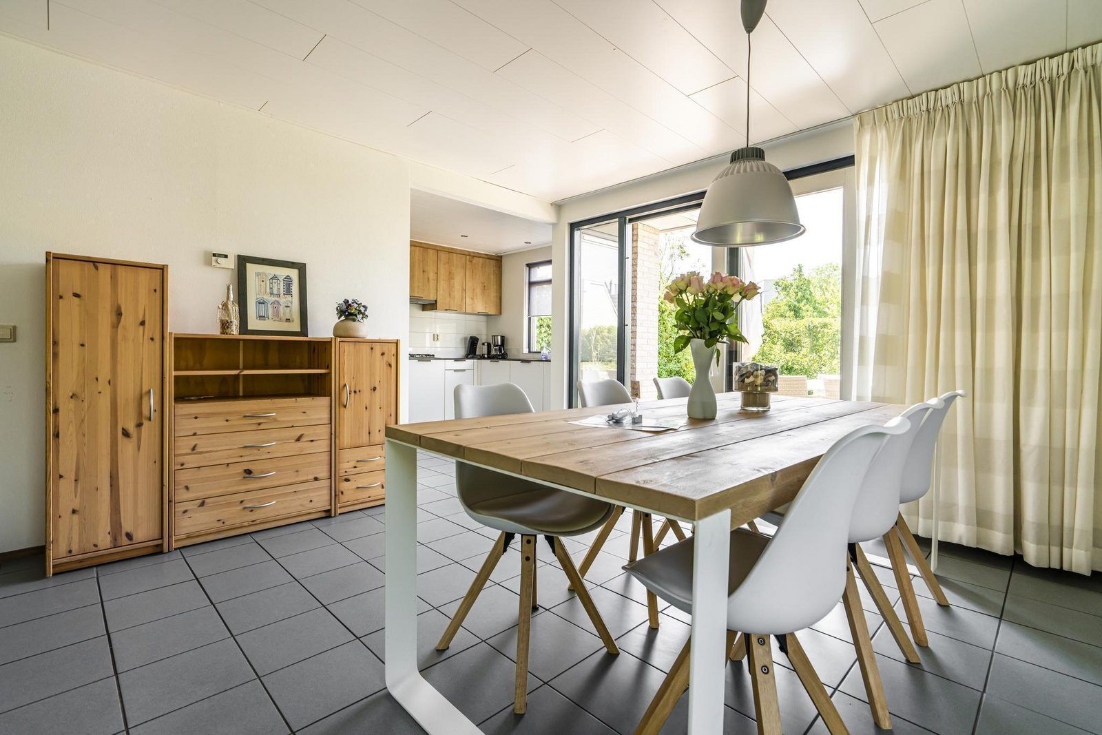 Esszimmer mit Holztisch im Ferienhaus VZ1143 in Vlissingen, Zeeland.