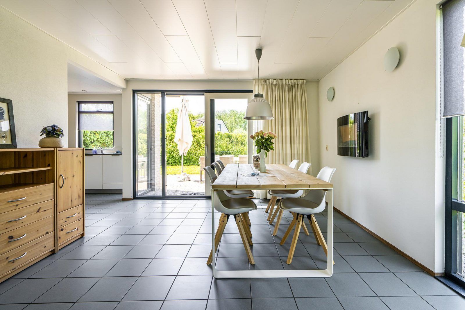 Geraeumiges Esszimmer im Ferienhaus VZ1143 in Vlissingen, Walcheren, Zeeland.