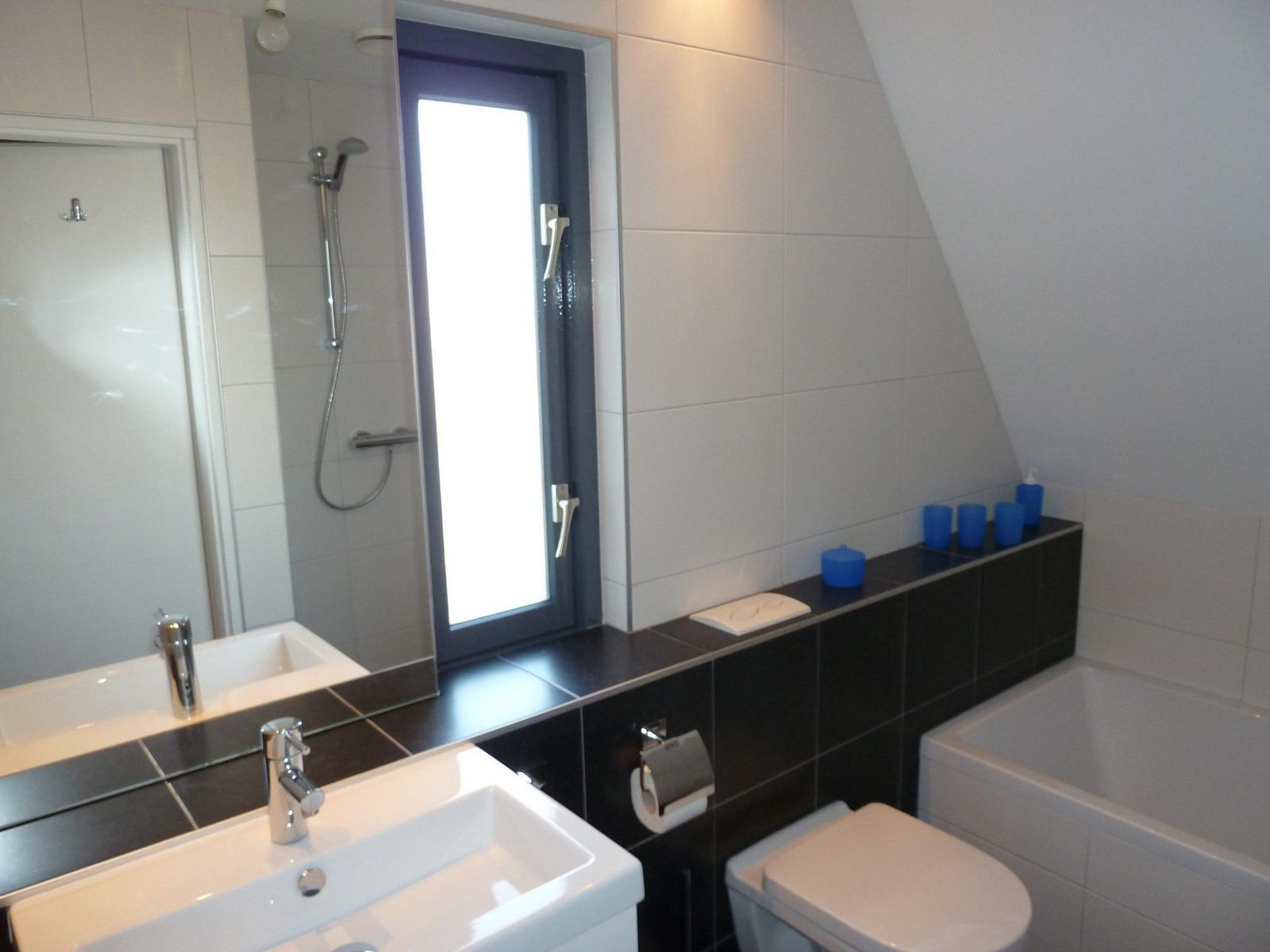 Stilvolles Badezimmer in VZ1143 Ferienhaus in Vlissingen, Walcheren, Zeeland.