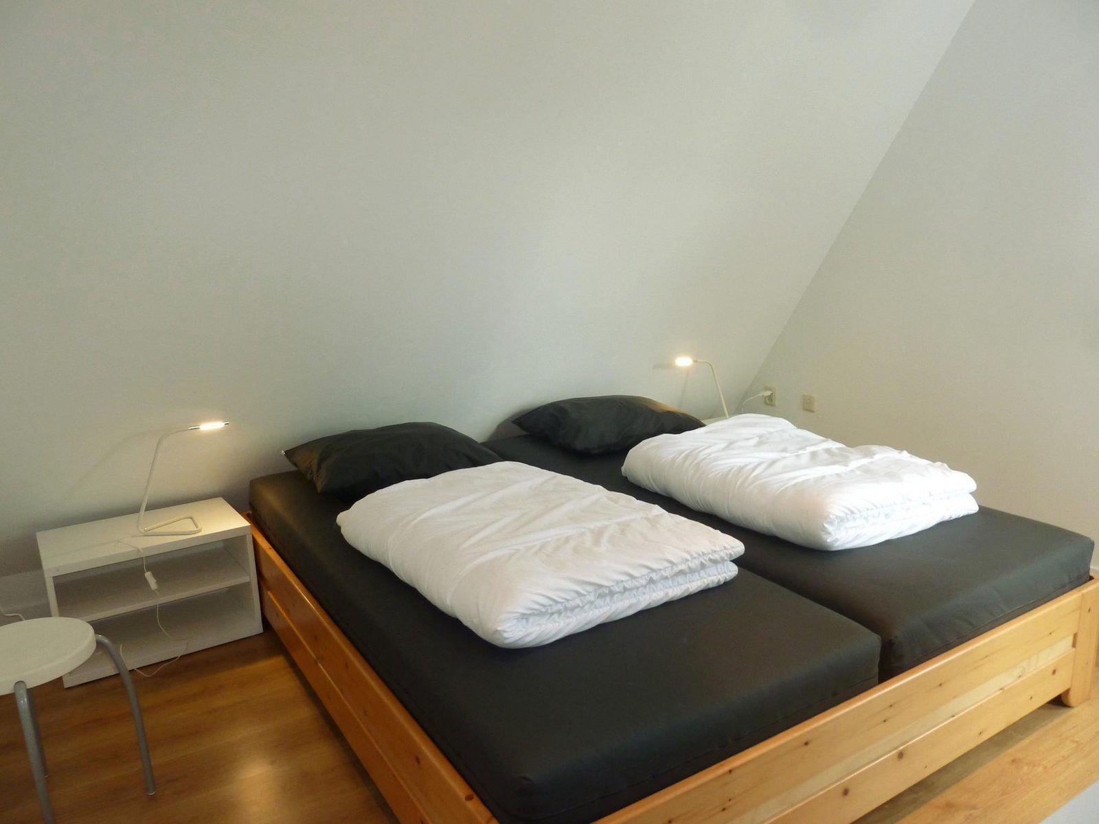 Schlafzimmer mit Holzbetten in VZ1143 Ferienhaus in Vlissingen, Zeeland.