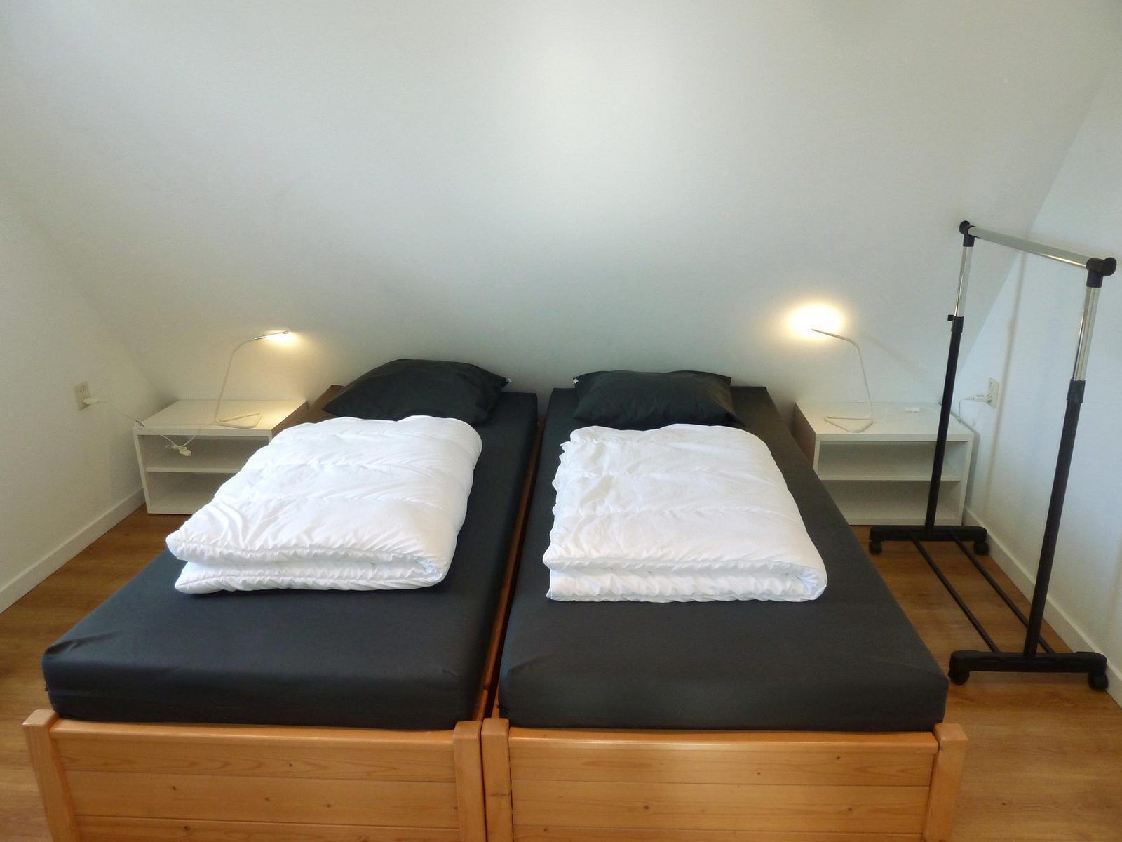 Geraeumiges Schlafzimmer mit zwei Betten in VZ1143 Ferienhaus in Vlissingen, Zeeland.