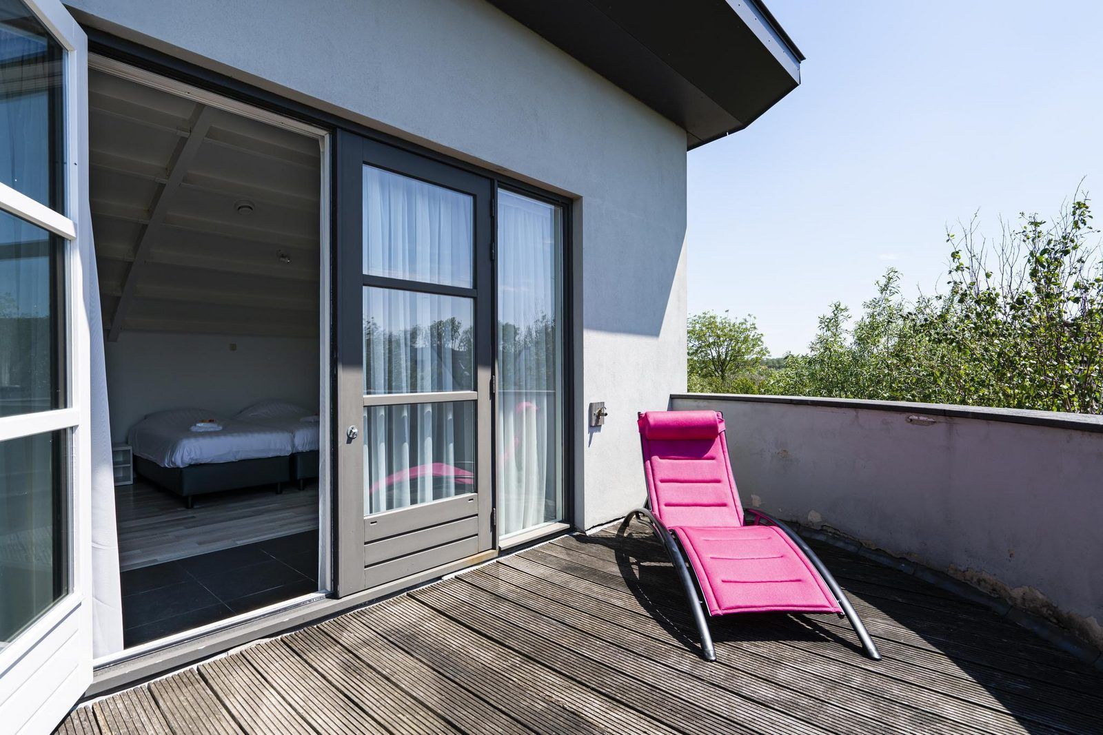 Sonnenterrasse mit Liege in der Luxus-Ferienvilla VZ908 in Vlissingen, Walcheren, Zeeland.