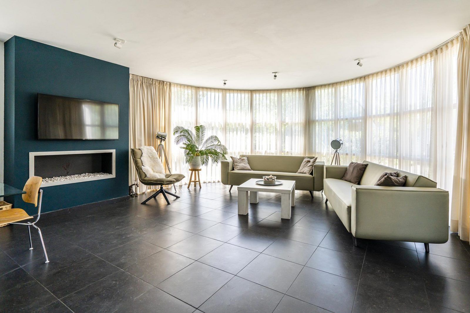 Stilvolles Wohnzimmer der Luxus-Ferienvilla VZ908 in Vlissingen, Walcheren, Zeeland.