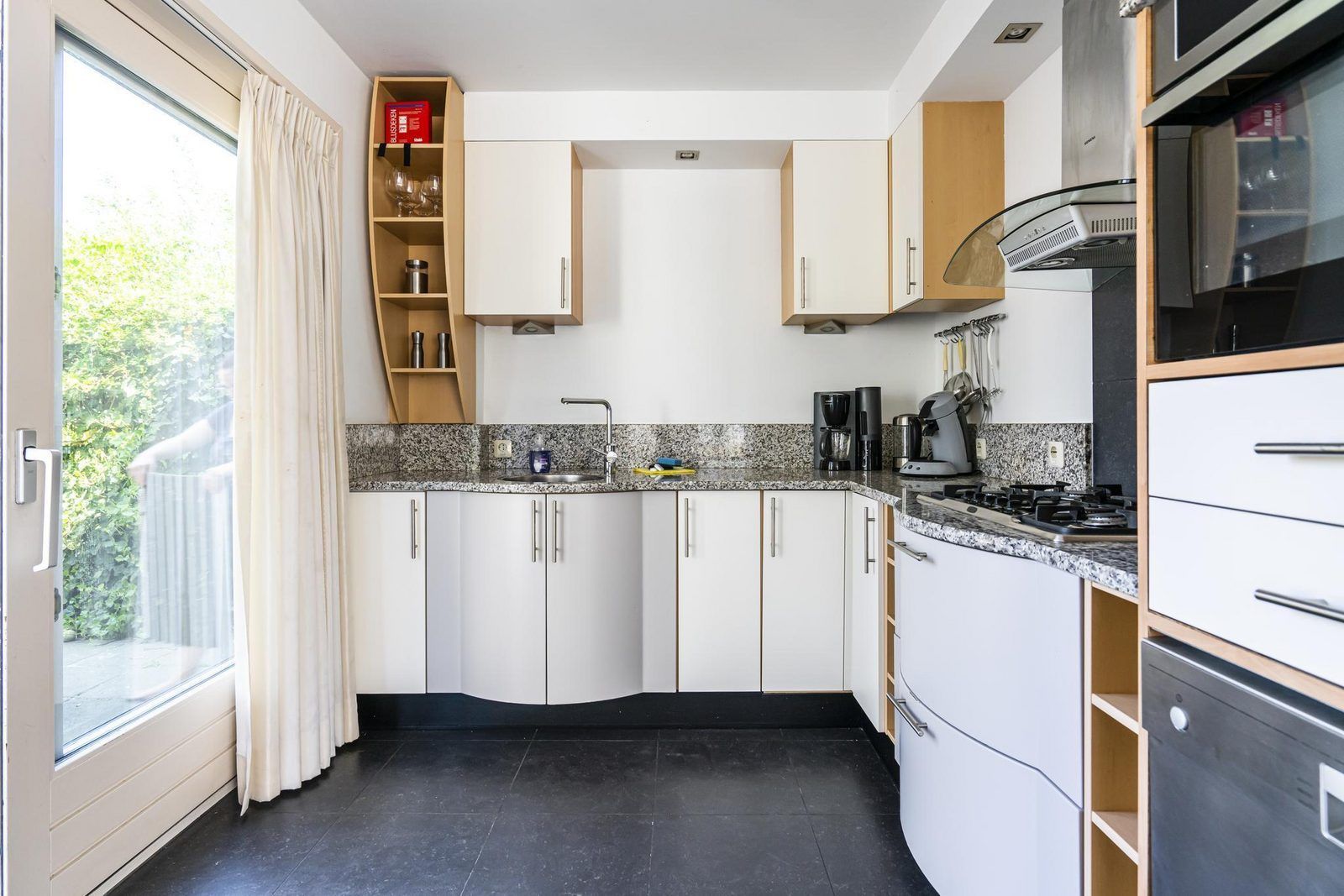 Kueche mit Granitarbeitsplatte in VZ908 Luxusferienhaus in Vlissingen, Walcheren, Zeeland.