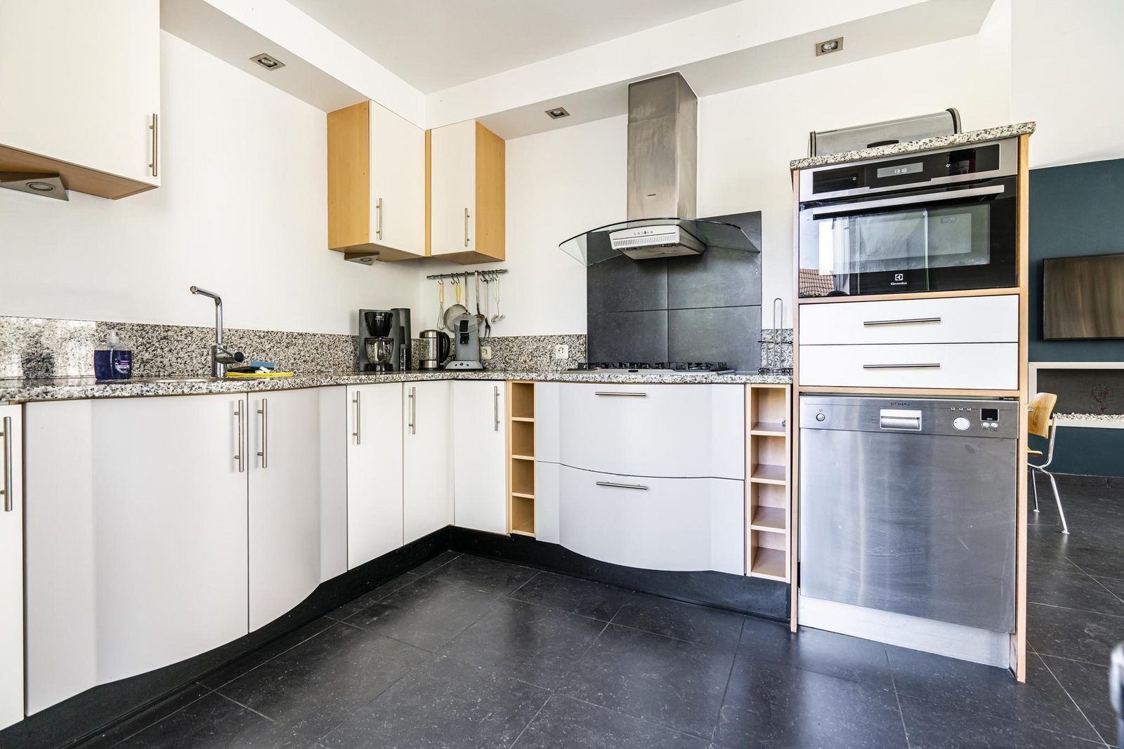 Kueche mit eingebautem Ofen in VZ908 Luxusferienhaus in Vlissingen, Walcheren, Zeeland.