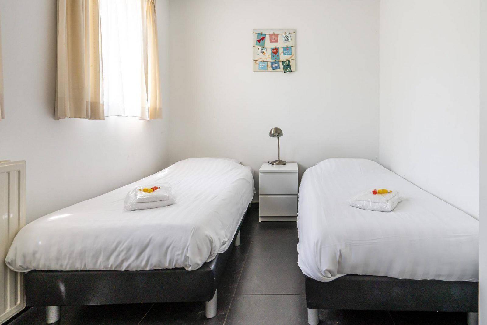 Schlafzimmer mit Doppelbett in VZ908 Luxus-Ferienhaus in Vlissingen, Walcheren, Zeeland.