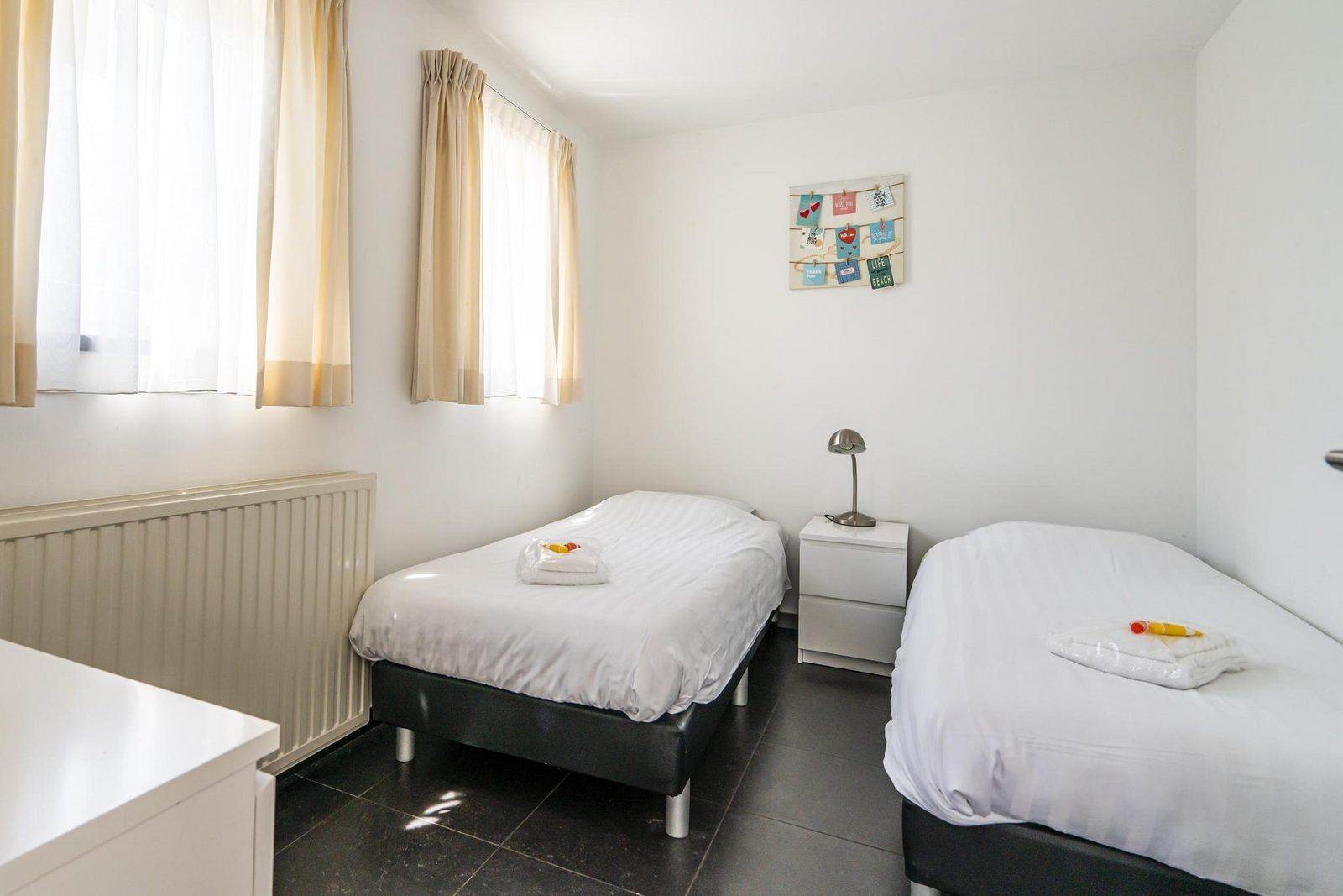 Helles Schlafzimmer mit zwei Betten in VZ908 Luxury Holiday Villa in Vlissingen, Walcheren, Zeeland.