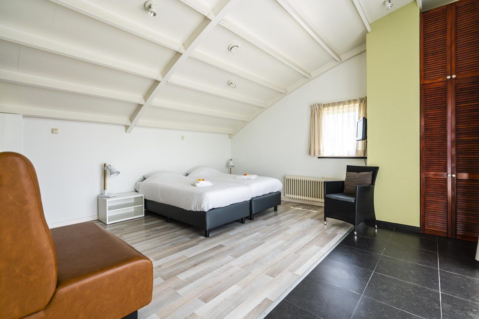 Geraeumiges Schlafzimmer mit bequemen Betten in der Luxus-Ferienvilla VZ908 in Vlissingen, Walcheren, Zeeland.