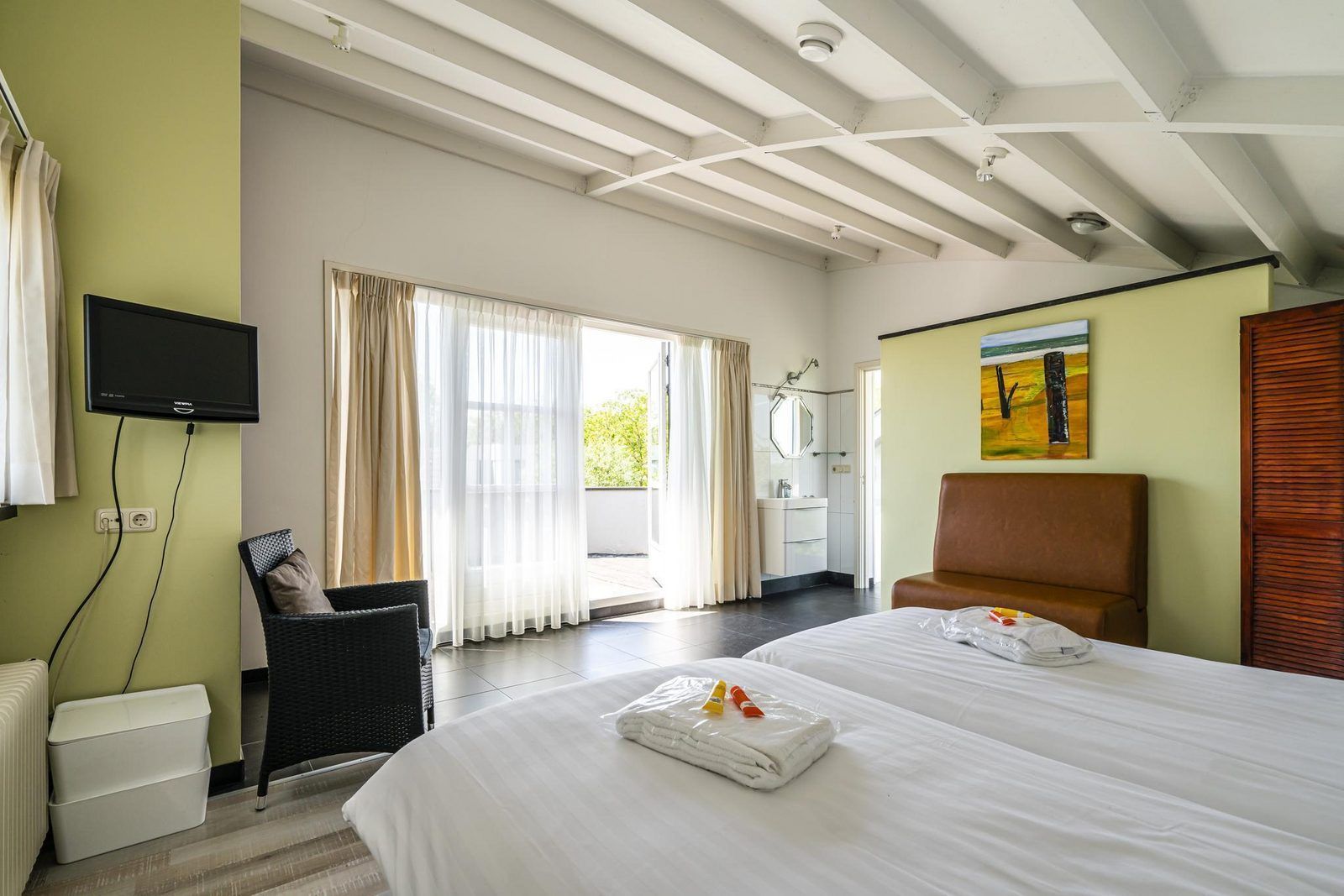 Schlafzimmer mit Sitzecke und Aussicht in VZ908 Luxusferienhaus in Vlissingen, Walcheren, Zeeland.