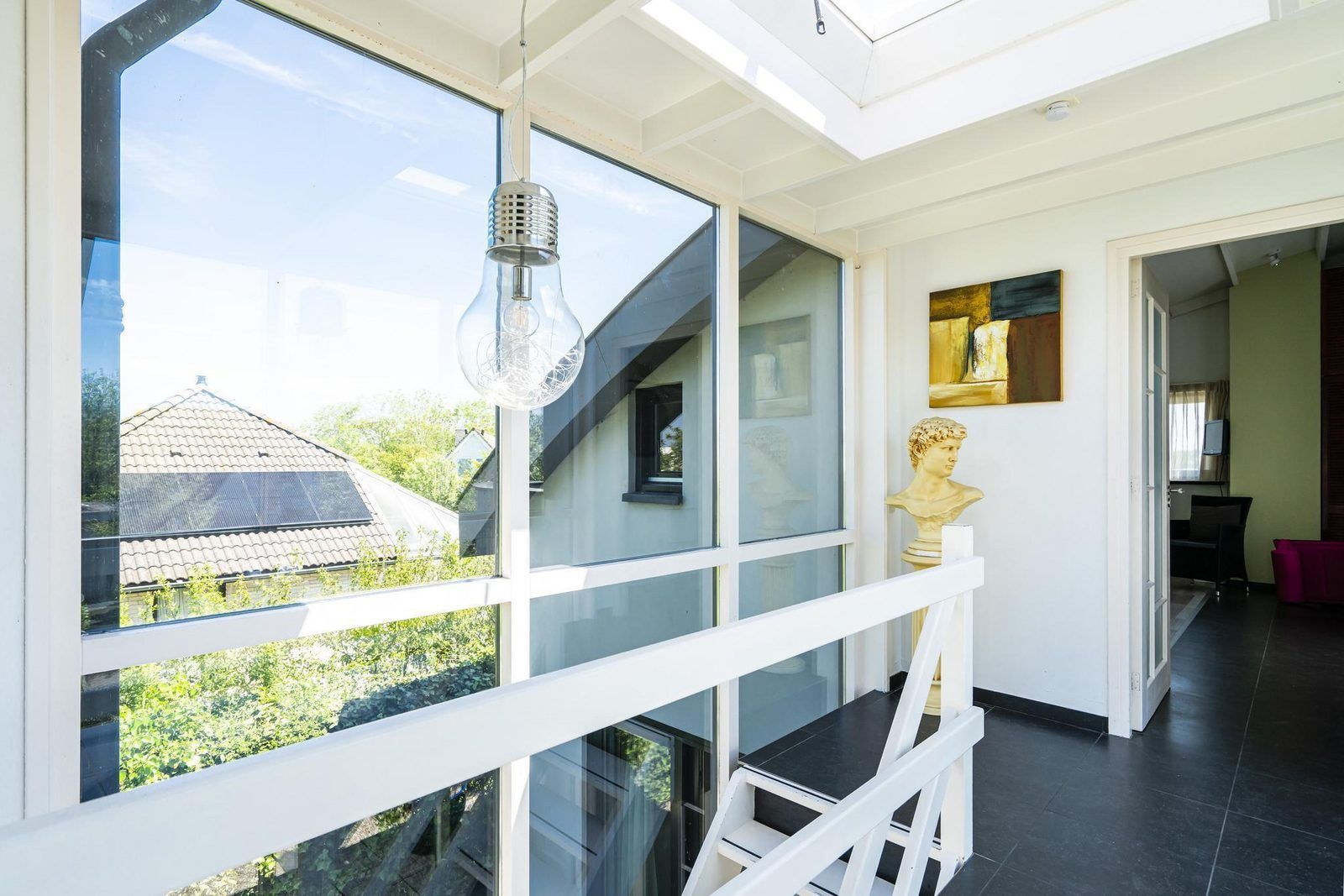 Heller Saal mit Kunst in VZ908 Luxusferienhaus in Vlissingen, Walcheren, Zeeland.