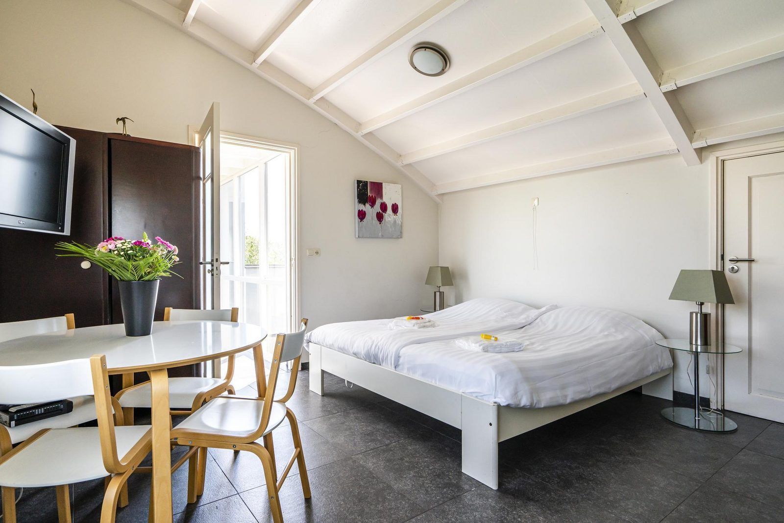 Schlafzimmer mit Essbereich in VZ908 Luxusferienhaus in Vlissingen, Walcheren, Zeeland.