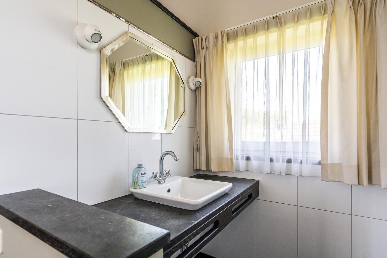 Modernes Badezimmer mit Waschbecken in VZ908 Luxusferienhaus in Vlissingen, Walcheren, Zeeland.