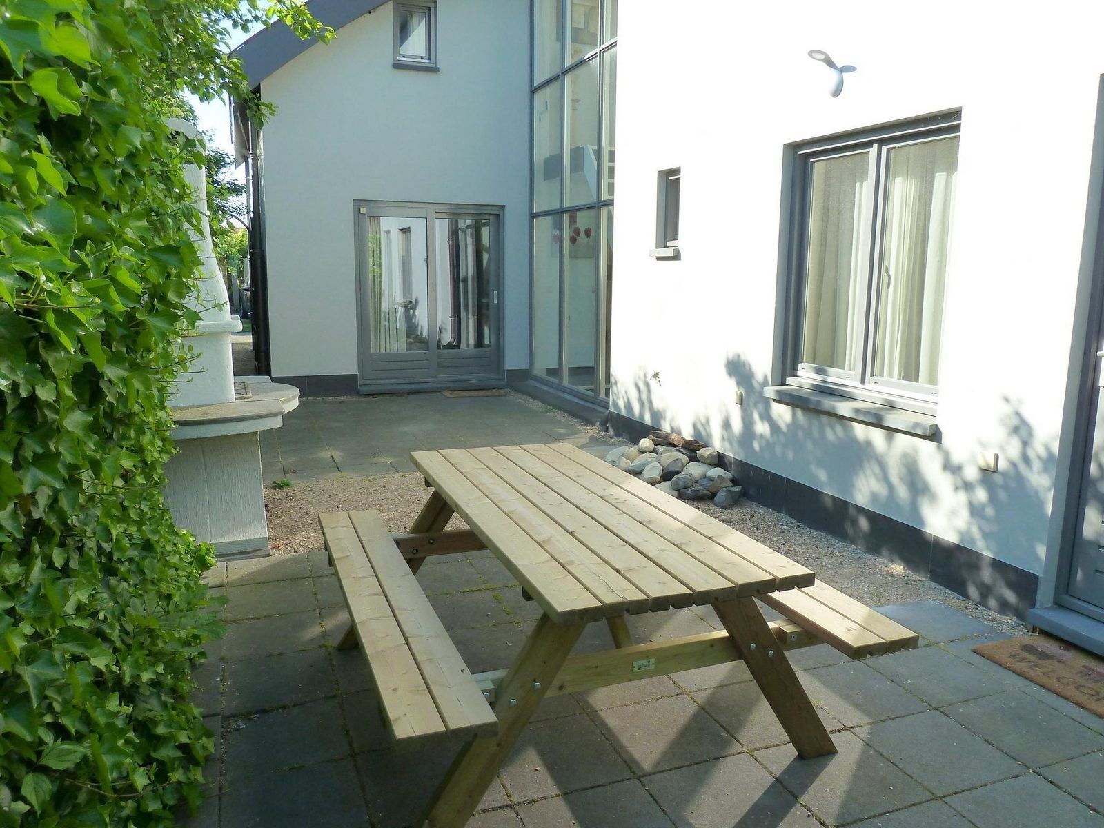 Aussenterrasse mit Picknicktisch im Luxusferienhaus VZ908 in Vlissingen, Walcheren, Zeeland.