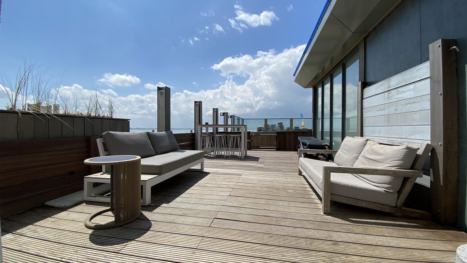 Ruim terras bij VZ675 Strandwoning Vlissingen 4p in Vlissingen, Walcheren, Zeeland met moderne zitgelegenheid.