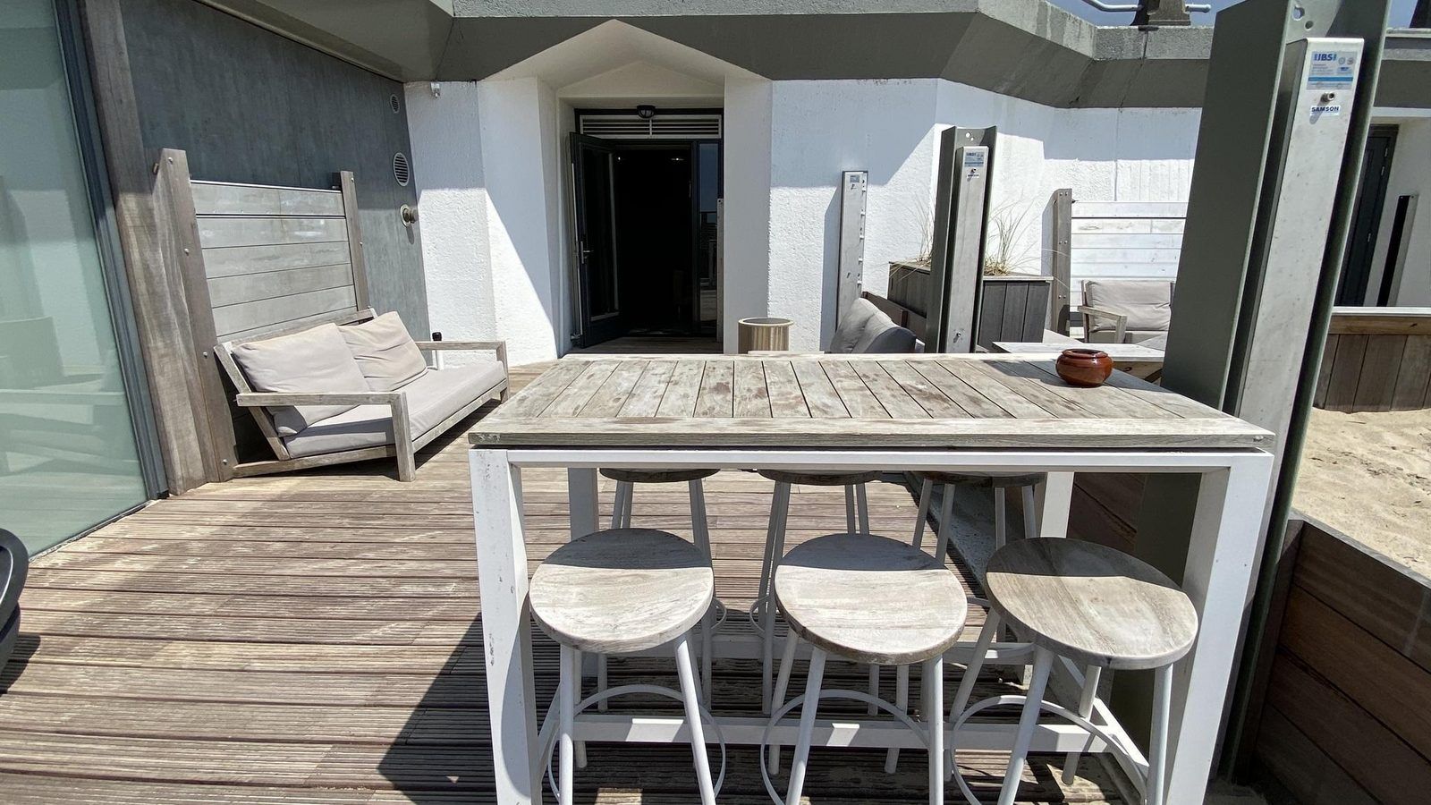 Gezellig terras met houten tafel en stoelen bij VZ675 Strandwoning Vlissingen 4p in Vlissingen, Walcheren, Zeeland.