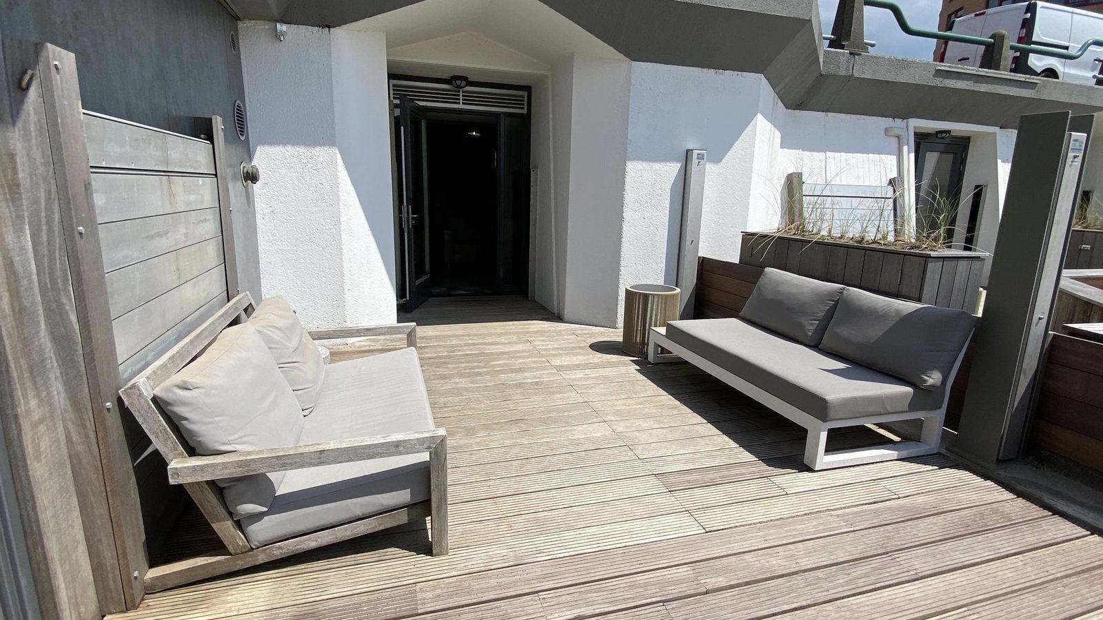 Zonnige buitenruimte van VZ675 Strandwoning Vlissingen 4p in Vlissingen, Walcheren, Zeeland met comfortabele banken.